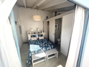 a small bedroom with a bed and a window at XXIX Casa El Balcón in Cortes de la Frontera