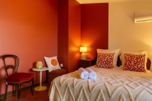 ein Schlafzimmer mit einem Bett mit Handtüchern darauf in der Unterkunft Villa Caline, 4 chambres, lotissement calme et proche mer in Lucciana