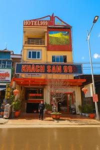 a man standing in front of a kitzhaban sanosuke at 999 Hotel Lào Cai in Yên Bái