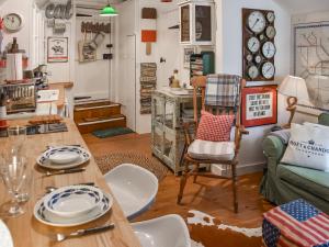 WangfordにあるAlec Hill's Bakehouseのテーブルと椅子のあるリビングルーム