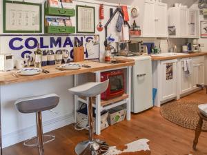 WangfordにあるAlec Hill's Bakehouseのキッチン(カウンター、スツール付)