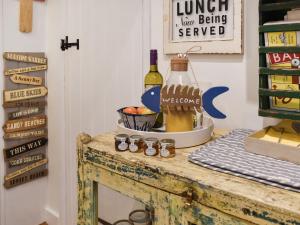 WangfordにあるAlec Hill's Bakehouseのワインのボトルが置かれた古いテーブル +9枚の写真