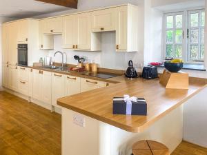 ポーツカソにあるSwallowsのキッチン(カウンター、ボックス付)