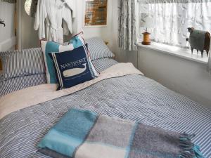 WangfordにあるAlec Hill's Bakehouseのベッドルーム1室(枕付きのベッド1台、窓付)