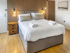 ポーツカソにあるSwallowsの大きなベッドとタオル2枚のある寝室 +7枚の写真