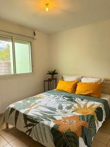 En eller flere senge i et værelse på La Kazolé