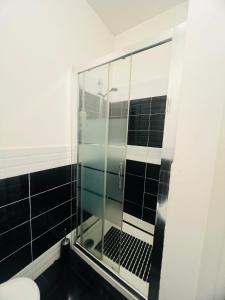 een badkamer met een glazen douche met toilet bij Ventimiglia 138 House in Catania