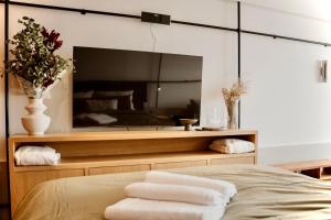 Ένα ή περισσότερα κρεβάτια σε δωμάτιο στο Ermou 18 Private Jacuzzi Apartment +15 φωτογραφίες