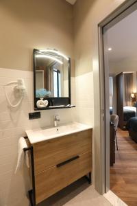un bagno con lavandino e specchio di White Hill Hotel a Tbilisi City