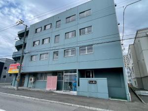 een blauw gebouw aan de straatkant bij Dolce Fuji in Sapporo