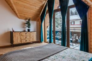 Postel nebo postele na pokoji v ubytování Willa Domki Cicha Przystań