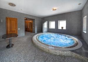 a large blue tub in the middle of a room at Arti Minijos - mažoji salė in Priekulė