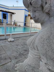 Bazén v ubytování Apartamentos Atenea Jerte nebo v jeho okolí