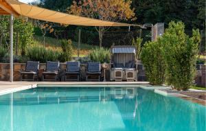 埃伦豪森Poolvilla Ratsch的一个有两把椅子和一把遮阳伞的游泳池 更多19张照片