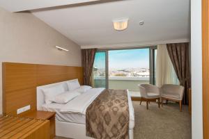 una camera d'albergo con un letto e una finestra di PALMIYE hotel SUITES a Istanbul Altre 54 foto