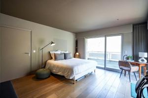ein Schlafzimmer mit einem Bett und einem großen Fenster in der Unterkunft La Villa du Cinéma  + 75 Fotos