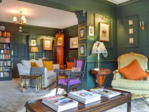 a living room with colorful chairs and a table at Russell Cottage in Flore