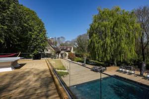 einen Hinterhof mit einem Pool und einem Baum in der Unterkunft La Villa du Cinéma 