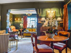 a living room with a table and chairs at Russell Cottage in Flore