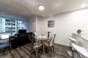 ein Wohnzimmer mit Tisch, Stühlen und Sofa in der Unterkunft Corporate Stays Tate 1 Bedroom in Vancouver