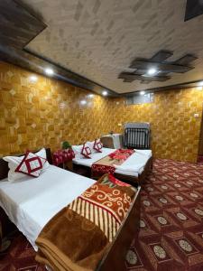 Ένα ή περισσότερα κρεβάτια σε δωμάτιο στο kashmir package group of houseboat in lake