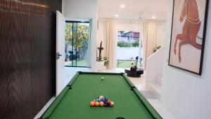 Τραπέζι μπιλιάρδου στο Modern Private Pool Villa in Sukhumvit
