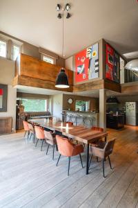 ein Esszimmer mit einem großen Holztisch und Stühlen in der Unterkunft La Villa du Cinéma 