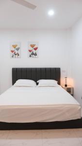 Ένα ή περισσότερα κρεβάτια σε δωμάτιο στο Modern Private Pool Villa in Sukhumvit