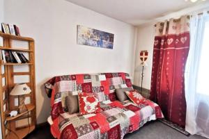 sala de estar con sofá y manta en Family apartment at the foot of the slopes, en Les Déserts 8 fotos más