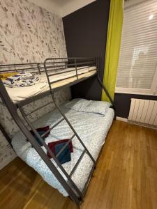 Etagenbett in einem kleinen Zimmer mit einem Etagenbett in der Unterkunft L Atypique Briviste - Villa Montyon in Brive-la-Gaillarde + 18 Fotos