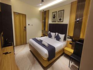 a bedroom with a large bed in a room at Sivashree Residency in Tiruvannāmalai
