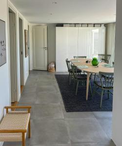 Posezení v ubytování Seaside Villa With Guest House On The West Coast