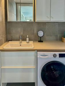 Kuchyň nebo kuchyňský kout v ubytování Seaside Villa With Guest House On The West Coast