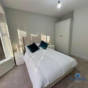 Postel nebo postele na pokoji v ubytování Woodville House By Blue Skies Stays