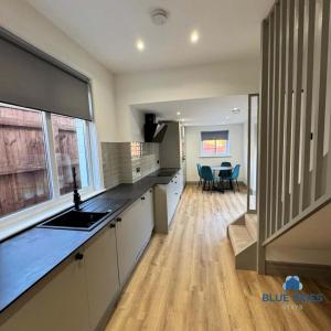 Kuchyň nebo kuchyňský kout v ubytování Woodville House By Blue Skies Stays