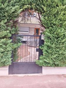 Billede fra billedgalleriet på Appartement T4 rez jardin Avec grand space vert i Livry-Gargan