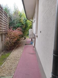 un trottoir rose à côté d'un bâtiment dans l'établissement Appartement T4 rez jardin Avec grand space vert, à Livry-Gargan