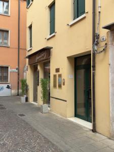 an empty street in front of a building at Elegant Attic-Rovigo Center-6 people in Rovigo