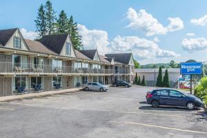 亨茨维尔国王威廉亨茨维尔罗德威旅馆的酒店前的停车场