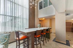 Posezení v ubytování Quality Inn & Suites 5585 Ambler Drive Mississauga Ontario