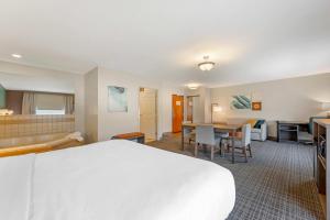 Postel nebo postele na pokoji v ubytování Comfort Suites French Lick + 21 fotografií