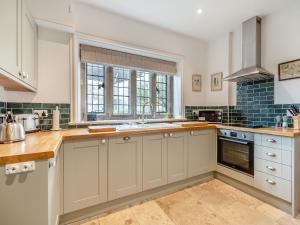 Η κουζίνα ή μικρή κουζίνα στο The Lodge - Uk48246
