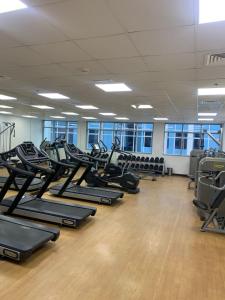 Fitness centrum a/nebo fitness zařízení v ubytování Modern Shared Apartment with Pool & Gym Access