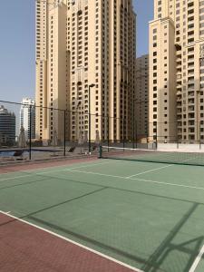 Tenis a/nebo squash v ubytování Modern Shared Apartment with Pool & Gym Access nebo okolí