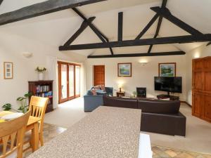 Wood NortonにあるBeechwoodのソファとテレビのあるリビングルーム