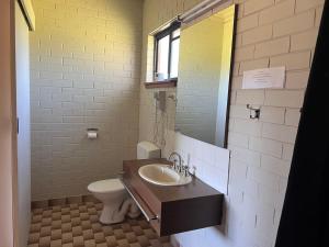 ein Badezimmer mit Waschbecken und Toilette in der Unterkunft Cann Valley Motel in Cann River