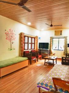 TV a/nebo společenská místnost v ubytování Aarushmay Nature Retreat + 10 fotografií