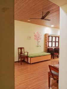 Postel nebo postele na pokoji v ubytování Aarushmay Nature Retreat