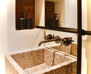 Φωτογραφία από το άλμπουμ του Ermou 18 Private Jacuzzi Apartment στην Αθήνα +15 φωτογραφίες