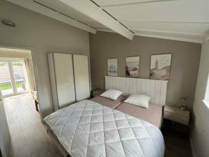 ein Schlafzimmer mit einem großen Bett mit zwei Kissen in der Unterkunft Myfa Beachcottage Zeewind II 270 in Bredene
